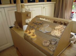 Cardboard Cafe for Kids Cardboard Cafe Diy, Cardboard Play Food Diy, Cardboard Shop Diy, Cardboard Pizza Shop, Cardboard Kitchen Diy For Kids, Cardboard Starbucks, Kids Cafe Ideas, Cardboard Restaurant, Carbord Craft