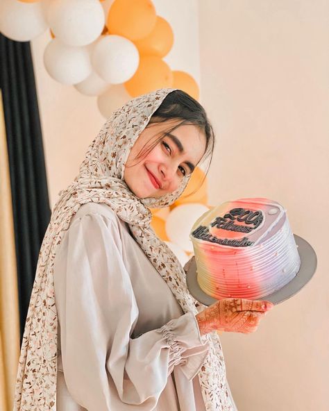 Hiba Badarudheen, Birthday Paragraph, Cute Vintage Outfits, Best Fb Profile Pic, Eid Photoshoot Ideas, Aesthetic Captions, Modest Fashion Hijab, Hijab Aesthetic, Muslim Women Fashion