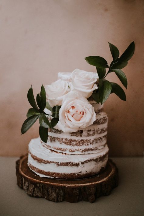 Rustic wedding cake with three white roses topper on brown texture background. Download it for free at freepik.com! #Freepik #freephoto #background #wedding #food #vintage Cake Stand Wooden, Wedding Cake Base, Rustic Cake Stands, Wedding Cake Stand, Log Slice, Log Cake, Log Slices, Personalised Cake, Rustic Wedding Cake