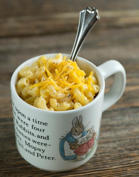 You are one mug and 10 minutes away from creamy macaroni and cheese with this easy, speedy single serving recipe for mac and cheese in a mug! Mac And Cheese Mug, Creamy Macaroni And Cheese, Mac Cheese Recipes, Single Serving Recipes, Cheese Casserole, Mug Recipes, Mac And Cheese Recipe, Mac Cheese, In A Mug