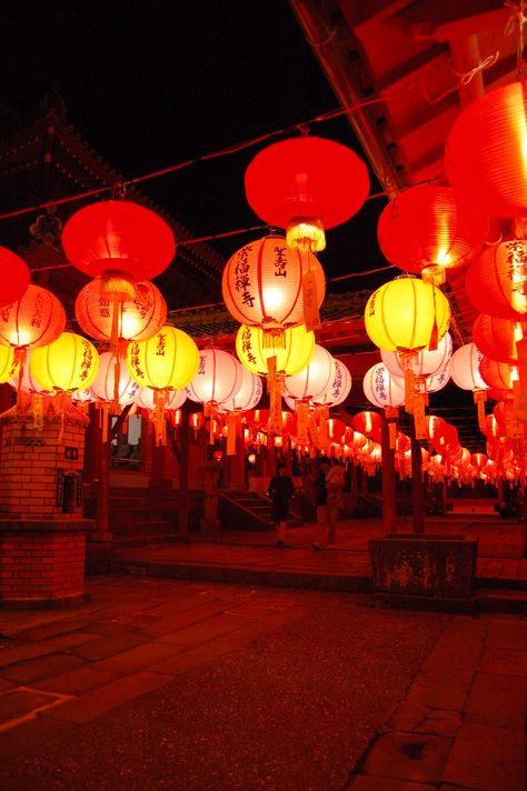 Chinese New Year Festival, Chinese Light Festival, Vietnam Lantern Festival, Chines New Year, Lantern Aesthetic, Nagasaki Lantern Festival, Lantern Festival China, Red Chinese Lanterns, Chinese Lantern Installation