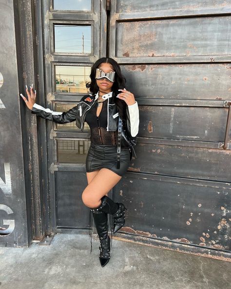 Winter Outfits With Heel Boots, Black Heel Boots Outfit Black Women, High Heel Boots Outfit Black Women, Heeled Boots Outfit Black Women, Fold Over Boots Outfit Black Women, Thigh High Heels Outfit, Rockstar Outfits, Bougie Outfits, Mode Poses