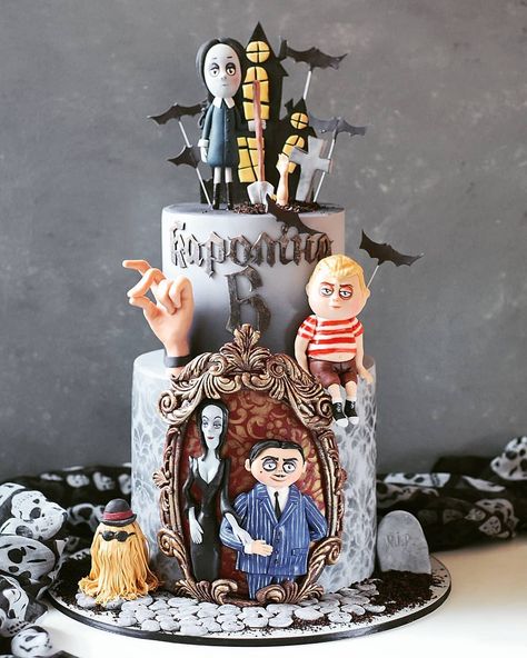 Addams Family Birthday Cake, Gomez Wednesday, Wednesday Pugsley, Horror Cakes, The Addams Family Halloween, Morticia Gomez, Horror Cake, Wednesday Party, Decorating Desserts