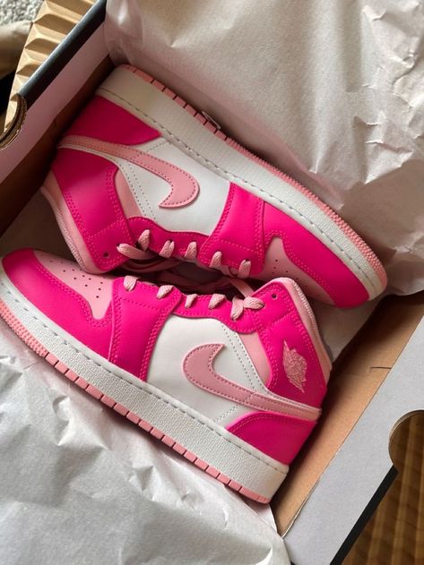 Pink Barbie Jordans, Barbie Jordans, Jordan Rosas, Nike Shoes Women Fashion, Pink Jordans, Pretty Sneakers, White Nike Shoes, Preppy Shoes, Pretty Shoes Sneakers