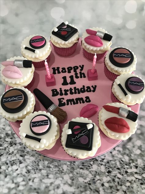 Makeup Cupcakes Ideas, Makeup Cupcakes, Spa Cookies, Cupcake Board, Crossant Recipes, Novelty Cupcakes, Mac Make Up, Cupcake Birthday Party, Fashion Cake