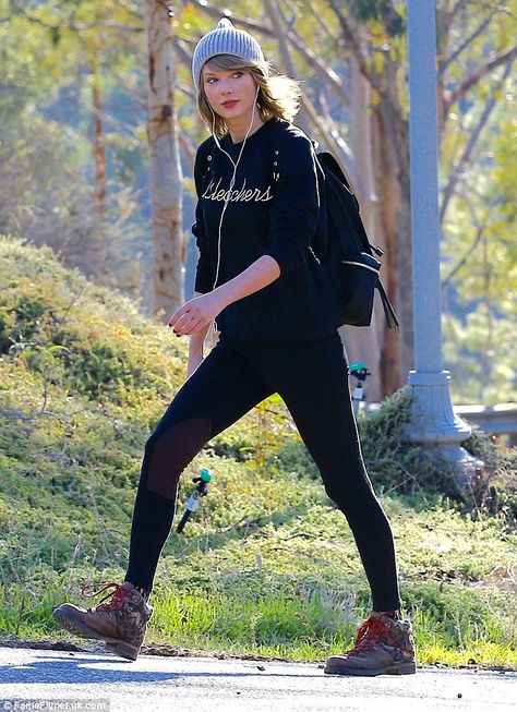 Hiking Boot Outfit, Boyfriend Taylor, Taylor Swift New York, Taylor Swift Street Style, Hiking Boots Outfit, Taylor Swift New, Taylor Swift Web, Hiking Outfit Women, New York Street Style