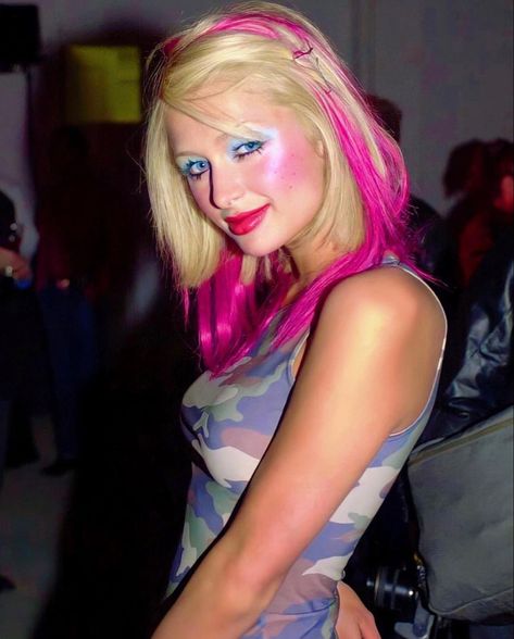 paris with pink hair omggg Paris Hilton Hair, Paris Hilton Pink, 2000s Pink, 00s Fashion, Model Inspo, Jet Setter, Paris Hilton, Pink Princess, Pink Hair