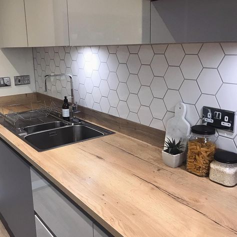 Honeycomb Tiles Kitchen, Brown Kitchen Tiles, Hexagon Tile Backsplash Kitchen, Hexagon Tile Kitchen, Kitchen Tile Backsplash Ideas, Best Kitchen Backsplash, Eichler Kitchen, Tile Backsplash Ideas, Tiles Kitchen Backsplash