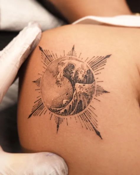 Sun Rays Tattoo, Sun Tattoo Ideas, Tattoo Sonne, Minimal Tattoo Designs, Art Deco Tattoo, Wave Tattoo Design, Sun Tattoo Designs, Wave Tattoo, Ocean Tattoos