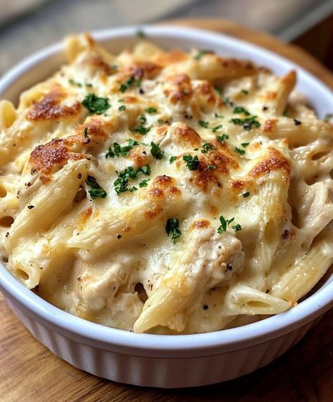 Slow Cooker Chicken Alfredo, Chicken Alfredo Pasta Bake, Cheesy Chicken Alfredo, Alfredo Pasta Bake, Baked Chicken Alfredo Pasta, Pasta Penne, Creamy Garlic Chicken, Chicken Alfredo Pasta, Parmesan Pasta