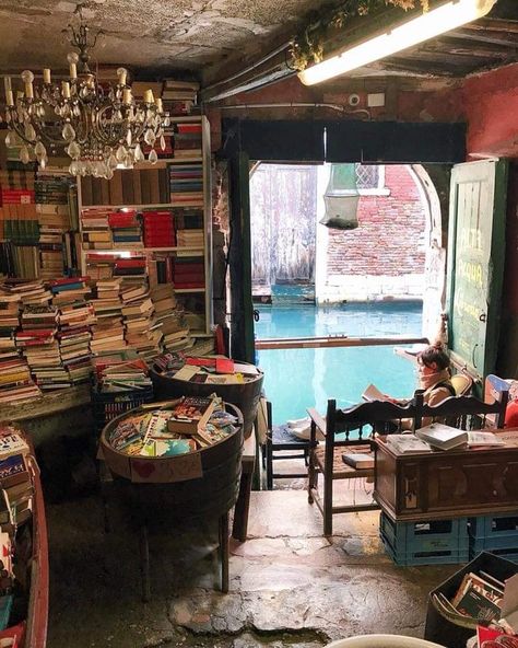 Italy Bookstore, Venice Italy Hotels, Winter Vacation Outfits, Outfits Europe, Italy Winter, Italy Vibes, Italy Hotels, Living In Italy, Venice Italy Travel