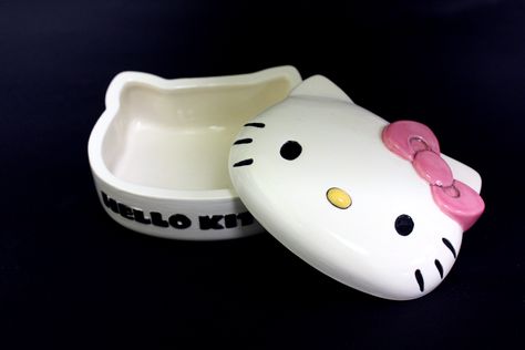 HKX 001 - Hello Kitty Box (open) Hello Kitty Clay Art Ideas, Hello Kitty Jewelry Holder, Hello Kitty Ash Tray Clay, Hello Kitty Clay Tray, Hello Kitty Box Diy, Hello Kitty Sculpture, Clay Slab Box Ideas, Hello Kitty Ash Tray, Hello Kitty Clay Ideas