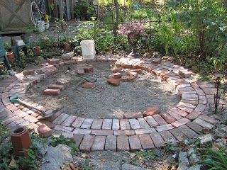 Circular brick patio area. I like how she altered the circles of brick in a perpendicular pattern too. Circular Patio, Brick Patterns Patio, Brick Fire Pit, Brick Patio, Antique Brick, Brick Path, Beautiful Yards, Have Inspiration, Brick Patios