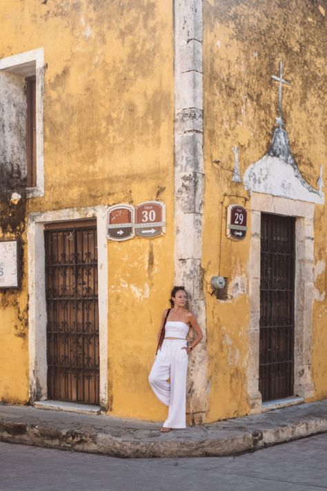 Visiting the yellow town of Izamal is one of the best things to do while in Valladolid, Mexico. Less than 2 hours drive from Valladolid is makes for a perfect day trip. Mexico Aesthetic Pictures, Mexico Picture Ideas, Traveling Mexico, Rm Aesthetic, Valladolid Mexico, Mexico Aesthetic, Mexico Pictures, Mexico Country, Mayan Cities