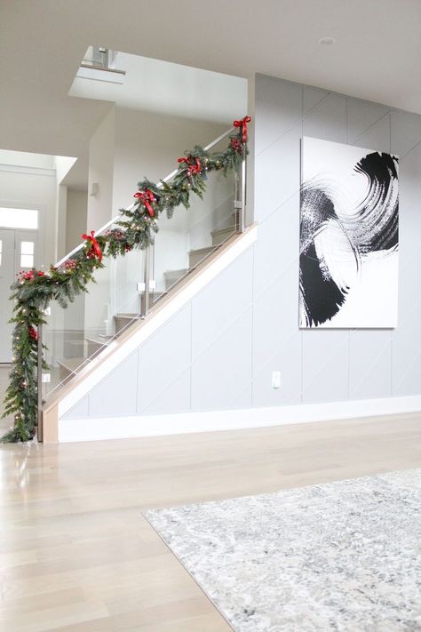 Glass Stairs Christmas Decor, Glass Staircase Christmas Decor, Stairs Christmas Decorations, Stairs Remodeling, Stairway Decor, Ideas Decoracion Navidad, Remodeling Hacks, Farmhouse Stairs, Christmas Staircase Decor