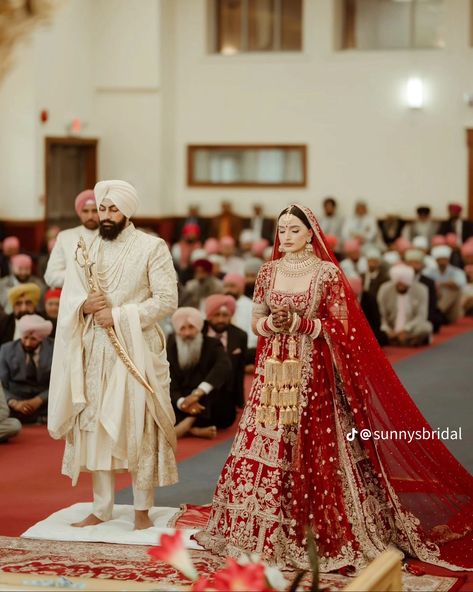 Sikh Wedding Dress, Red Wedding Lehenga, Bridal Suits Punjabi, Latest Bridal Lehenga Designs, Best Indian Wedding Dresses, Sikh Bride, Indian Wedding Poses, Bridal Jewellery Inspiration, Marriage Dress