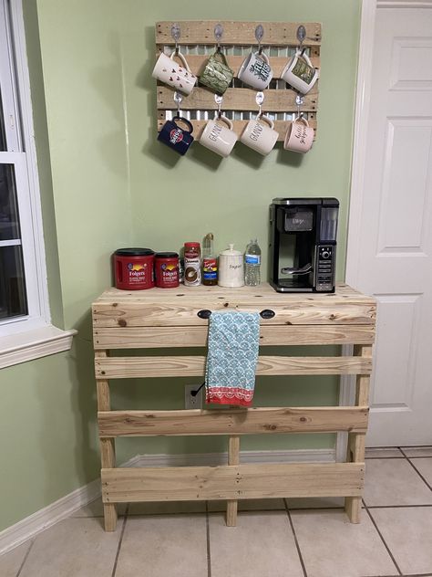 Coffee bar I built for my wife out of a couple pallets. Pallet Coffee Bar, Coffee Bar Diy, Diy Coffee Bar, Bar Diy, Home Coffee Bar, Espresso Bar, Bar Set Up, Coffee Station, Diy Pallet