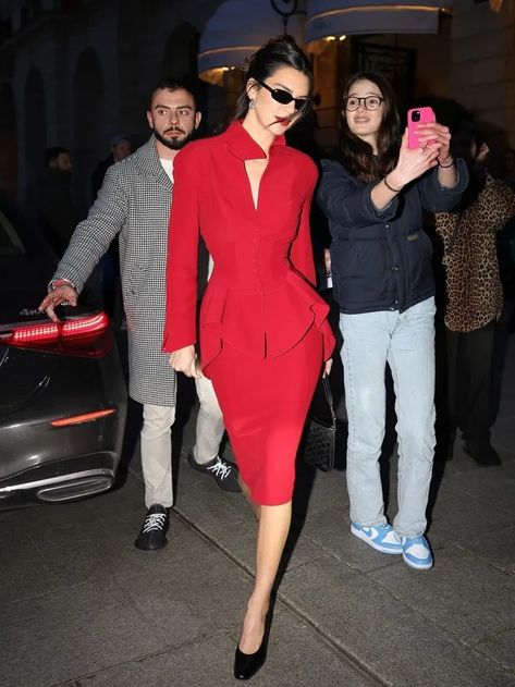 Formula One Outfit Women, Kendall Jenner Street Style, Hot Skirts, Gala Fashion, Parisian Chic Style, Red Pencil Skirt, Jenner Outfits, Outfit Formulas, Red Suit