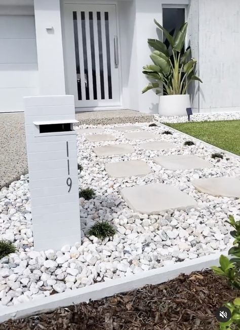 Front Yard White Rocks, Front Yard Landscaping Palm Springs, Beach House Driveway Ideas, Hamptons Style Landscaping, Front Yard Landscaping Hamptons, Front Garden Inspiration Entrance, Front Garden Ideas Australian Modern, Front Yard Coastal Landscaping, Coastal Front Landscaping