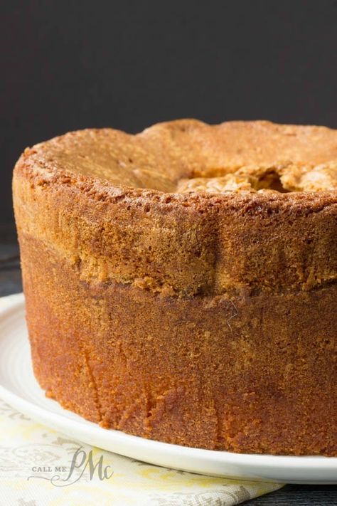 Best Mile High Pound Cake or 10 Egg Pound Cake recipe is dense, moist & all butter. Crusty outside & top with a velvety texture. True Southern pound cake recipe Mile High Pound Cake, Lemon Cake Design, Lemon Cake Mix Recipes, Easy Lemon Cake Recipe, Easy Lemon Cake, Best Pound Cake Recipe, Old Fashioned Pound Cake, Homemade Pound Cake, Bolo Chiffon