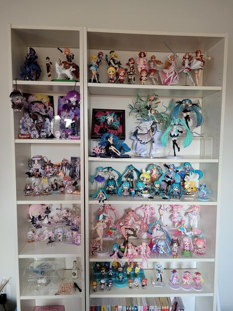 Miku Figure Collection Shelf, Anime Figure Setup, Anime Figures Aesthetic Collection, Hatsune Miku Figure Collection, Anime Figure Display Ideas, Miku Figure Collection, Figurine Collection Display, Anime Figure Shelf, Action Figure Display Ideas