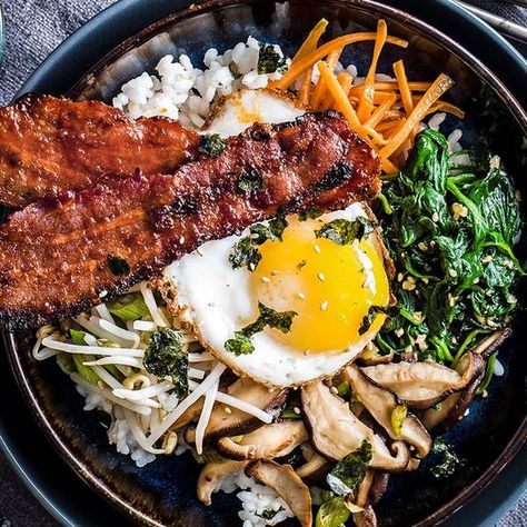 Bacon & egg bibimbap Egg Bibimbap, Korean Bowls, Bacon Ideas, Bacon Rice, Bibimbap Bowl, Bibimbap Recipe, Rice Photography, Food Pic, Asian Street Food