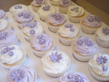 Lilac Cupcakes Wedding, Lavender Themed Cupcakes, Lilac Cupcakes Lavender, Light Purple Cupcakes, Lilac Dessert Table, Cupcakes Lila, Quince Treats, Lilac Cupcakes, Lilac Quince