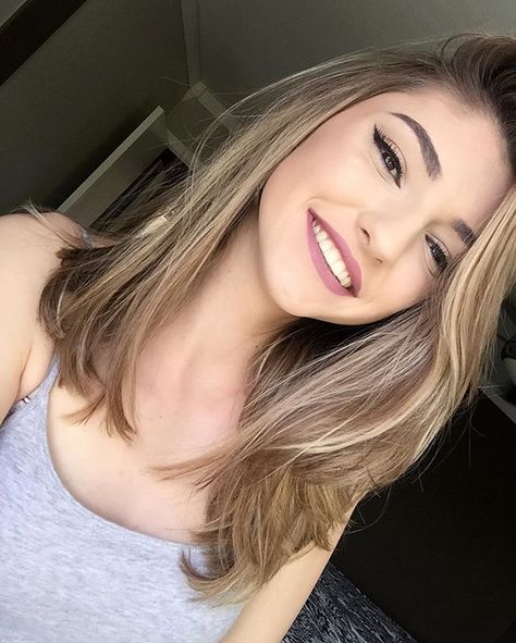 @kasalvador21 Collar Bone Hair, Bank Balance, Cool Blonde Hair, Dyed Hair Inspiration, Pinterest Hair, Brown Blonde Hair, Hair Color And Cut, Brown Blonde, Style Hair