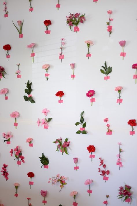 flower photo wall Photo Wall Ideas Party, Happy First Day Of June, Diy Floral Wall, Floral Wall Backdrop, Valentine Craft Ideas, Valentines Day Craft, Valentine Backdrop, Make Paper Flowers, Diy Photo Backdrop