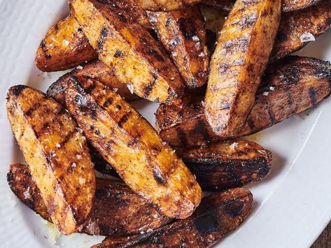 grilled potatoes in a plate Best Grilled Potatoes Recipe, Grilled Potato Recipes, Grilled Potato Wedges, Salmon Potato, Lasagna Pasta, Lunch Appetizers, Grilled Potatoes, Vegan Sugar, Rice Ingredients