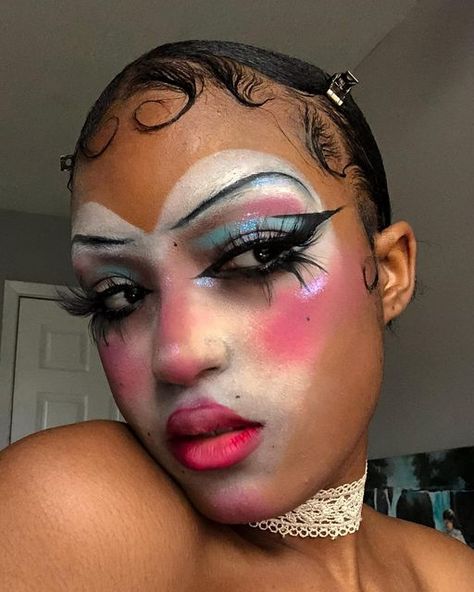 Super Cool Makeup Looks, Clown Makeup Brown Skin, Glamour Clown Makeup, Drag Doll Makeup, Victorian Clown Makeup, Halloween Jester Makeup, Retro Clown Makeup, Creative Clown Makeup, Weird Girl Makeup