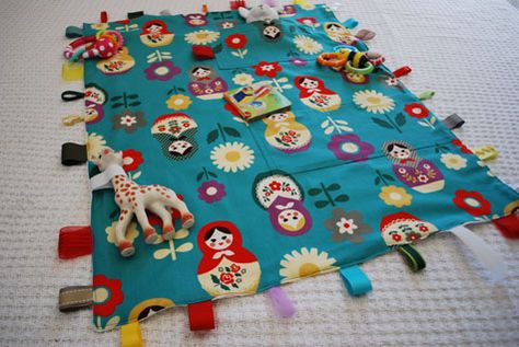 Kid's Travel Toy Blanket with Velcro Loops and Ribbon Tags free DIY tutorial and baby blanket pattern Diy Travel Toys, Blanket Border, Plane Flight, Diy Baby Blanket, Handmade Baby Toys, Tag Blanket, Baby Toys Diy, Travel Baby, Travel Blanket