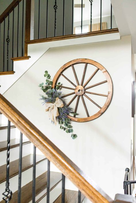 Diy Wagon Wheel, Wagon Wheel Wreath, Diy Wagon, Wagon Wheel Decor, Wheel Wreath, Rustic Furniture Design, Creative Garden Decor, Diy Rustic Home, Wheel Decor