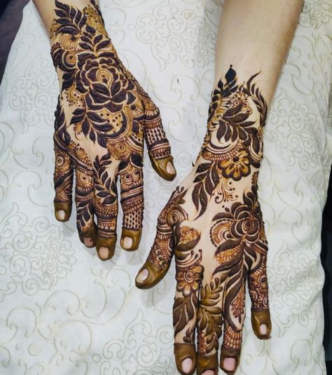 Leaf Mehendi Designs, Mehndi Pic, Simple Mehendi Design, Mehendi Bridal, Khafif Mehndi, Beautiful Mehndi Designs, Simple Mehendi, Mehedi Design, Mehendi Art