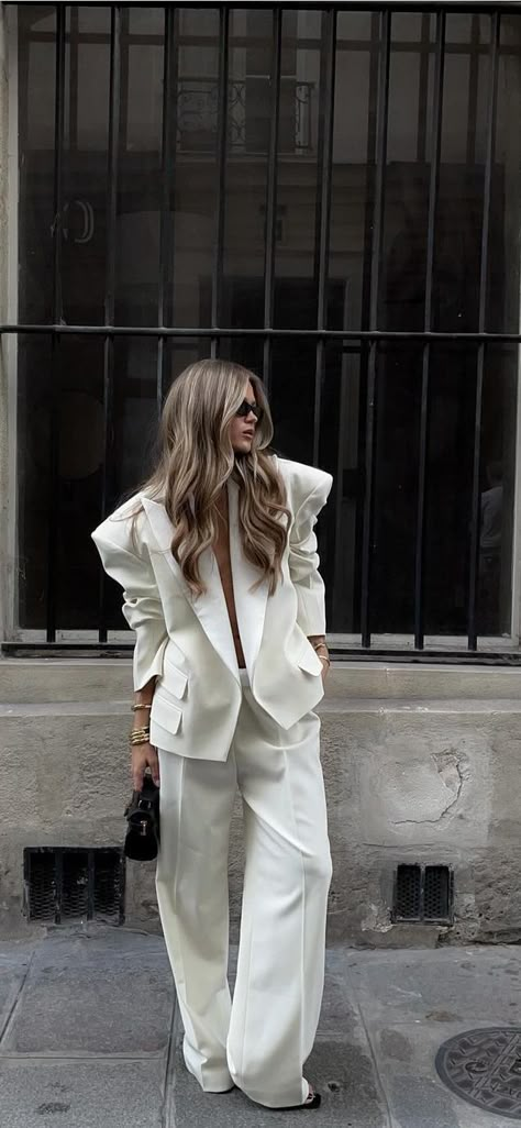 Elegant Classy Outfits, Europe Travel Outfits, Street Style Parisian, Practice Outfits, Paris Outfits, Aesthetic Look, Style Savvy, Street Style Chic, How To Pose