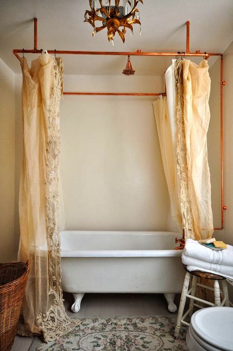 Copper pipe shower curtain rod and vintage bathroom in this gorgeous home tour of Vintage Whites eclecticallyvintage.com Baie Vintage, Home Decor Copper, Bohemian Bathroom, Eclectic Bathroom, Decor Baie, Casa Vintage, Shabby Chic Bathroom, Shower Curtain Rods, Vintage Bathroom