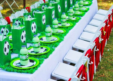 End Of Season Soccer Party, Boys Soccer Birthday Party, Jt Birthday, Soccer Theme Party, Soccer Theme Parties, Soccer Birthday Party, Portugal Soccer, Soccer Birthday Parties, Birthday Party Table