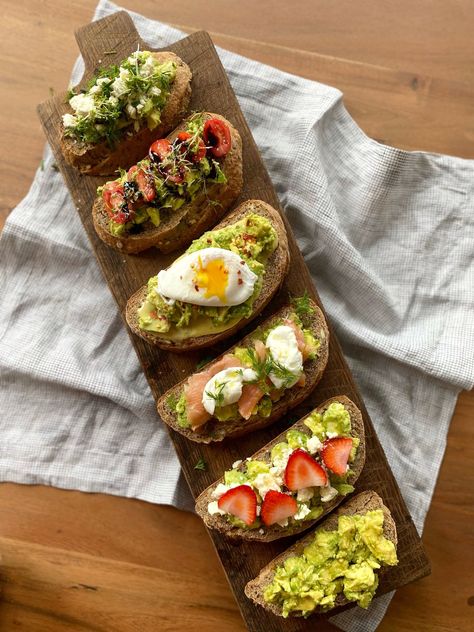 Avocado Poached Egg, Brunch Board, Breakfast Favorites, Garlic Aioli, Birthday Brunch, Avocado Tomato, Christmas Brunch, Ripe Avocado, Easy Lunches