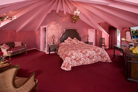 I really want to stay here!! Call a few months ahead to get the room you want. Either here or the Merry Room are covered in pink glitter! Madonna Inn Rooms, Maroon Living Room, Madonna Inn, Dream Hotels, The Madonna, Living Vintage, Retro Interior, Pink Bedroom, Pink Room