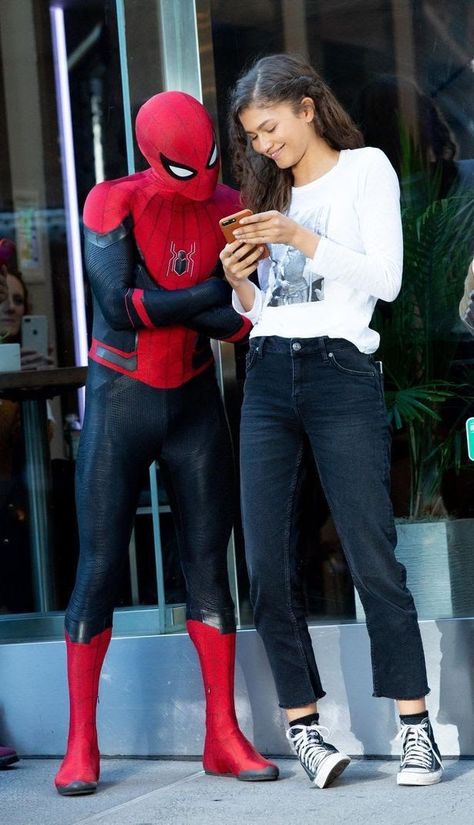 Zendaya Spiderman Homecoming, Fotos Hd 4k, Zendaya Spiderman, Cop Outfit, Michelle Jones, Captain America Jacket, Image Spiderman, Zendaya Outfits, Tom Holland Zendaya