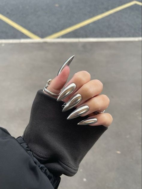 Gold Stiletto Nails, Nails Trend, Chrome Nails Designs, Hippie Nails, Goth Nails, Shiny Nails, Metallic Nails, Trendy Nail Design, Silver Nails