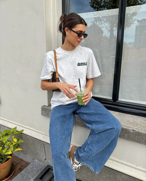 Denim Jeans Outfit Casual, Jeans Outfit Inspiration, Blue Denim Jeans Outfit, Oversize Tshirt Outfits, Spring Summer Capsule Wardrobe, Minimalist Streetwear, Walking Outfits, Pants Adidas, Casual Denim Pants