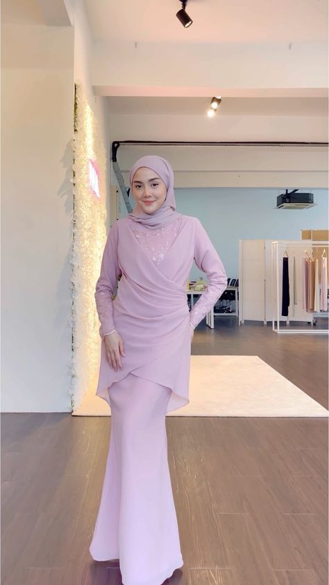 nadaidentity on Instagram: "Omg, I love your dress!" Compliment you will get on your first day of Raya 😍 @nurinafiqaaah wearing Heather in Rose Pink, Size S… Model Baju Hijab, Raya Outfit, Dress Muslim Modern, Baju Kurung Moden, Fashion Dresses Formal, Wedding Dress Outfit, Gaun Fashion, Dress Muslim, Women Dresses Classy