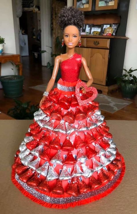 Candy Christmas Crafts, Birthday Cake For Children, Barbie Chocolate, Candy Bar Bouquet, Christmas Orange Garland, Candy Centerpiece, Bedroom Ideas Black, Hersheys Kisses, Diy Dolls Making