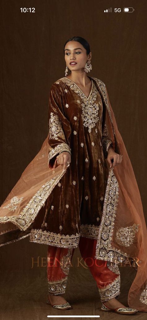 Punjabi Velvet Suit Design, Velvet Punjabi Suits, Velvet Dresses Outfit, Heena Kochhar, Velvet Suit Design, Punjabi Suits Party Wear, Velvet Dress Designs, Anarkali Dress Pattern, Pakistani Wedding Outfits