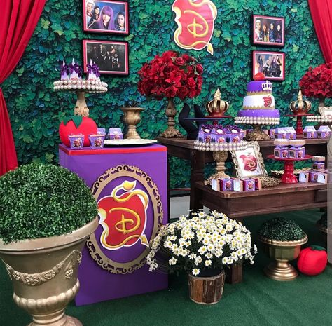 Descendants Quinceanera, Descendants Trunk Or Treat Ideas, Descendents Birthday Party, Descendants Trunk Or Treat, Descendants Party Ideas Decoration, Descendants Party Ideas, Descendants Party Ideas Birthdays, Maleficent Party, Disney Descendants Party