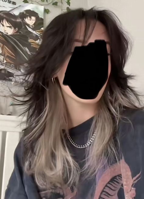 Blond Underdye Hair, Black With Silver Underneath Hair, Wolfcut With Under Dye, White Hair Highlights On Brown Hair, Brown Hair With Bleached Tips, Black Hair And White Bangs, Peekaboo Wolfcut Hair, Peekaboo Hair Color Underneath, Black Long Wolfcut