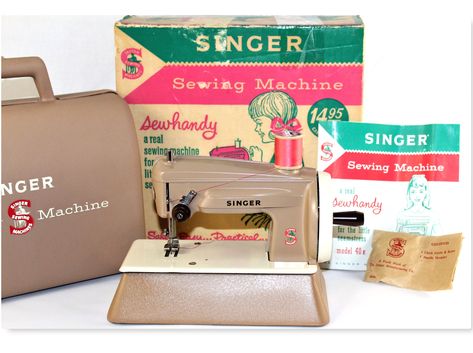 Child Singers, Vintage Sewing Machines, Hand Crank, Singer Sewing Machine, Singer Sewing, Sewing Machines, Sewing Notions, Vintage Sewing, Great Britain