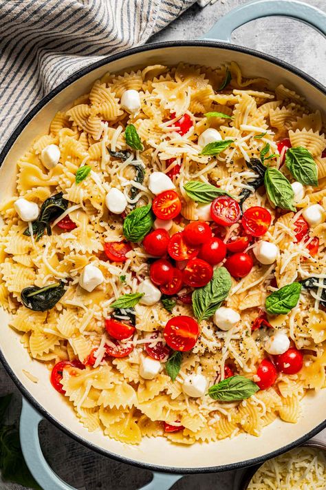 One Pot Caprese Pasta Pasta With Fresh Mozzarella, Caprese Pasta Recipe, Chicken Caprese Pasta, Easy One Pot Pasta, Pasta With Cherry Tomatoes, Slow Cooker Salisbury Steak, Caprese Recipes, Barilla Pasta, Baked Penne