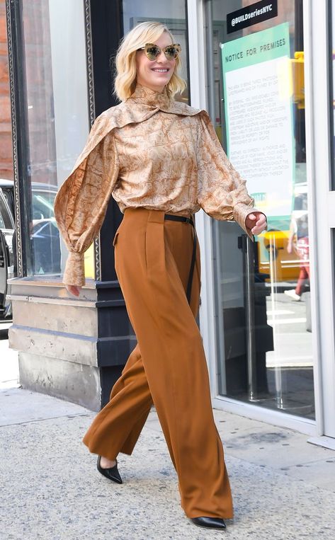 Cate Blanchett Is the Best Dressed 50 Year Old Ever–and These 5 Outfits Show Why Cate Blanchett Outfit, Cate Blanchett Fashion, Cate Blanchett Style, Gold Clothing, 5 Outfits, Old Hollywood Actresses, Pink Trousers, Iris Van Herpen, Simple Blouse